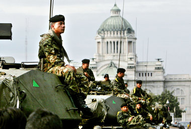 anzer vor dem Parlament in Bangkok – Kriegsrecht in Thailand anzer vor dem Parlament in Bangkok – Kriegsrecht in Thailand