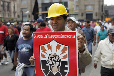 Protest gegen Privatisierung des staatlichen
Elektrizitätsk... Protest gegen Privatisierung des staatlichen
Elektrizitätsk...