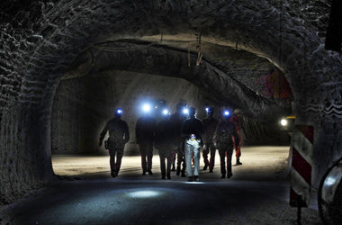 Eine Besuchergruppe erkundet im Mai den Salzstock in
Gorleben Eine Besuchergruppe erkundet im Mai den Salzstock in
Gorleben