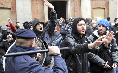 Demonstration gegen die Pläne der Regierung: In Mailand
gin... Demonstration gegen die Pläne der Regierung: In Mailand
gin...