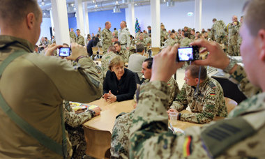 Begehrtes Motiv – Bundeswehrsoldaten fotografieren im Feldlager ...