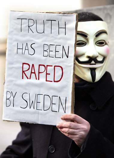 Soliaktion für Assange: »Die Wahrheit wurde von
Schwe... Soliaktion für Assange: »Die Wahrheit wurde von
Schwe...