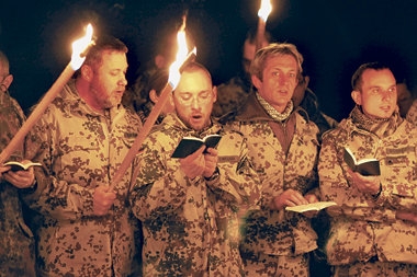 Kundus im Dezember: Bundeswehrsoldaten beim Freitagsgebet Kundus im Dezember: Bundeswehrsoldaten beim Freitagsgebet