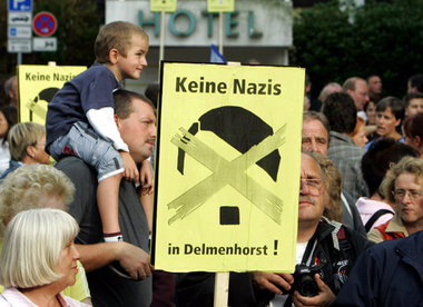 Proteste gegen den Verkauf des »Hotels Am Stadtpark« an Neonazi ... Proteste gegen den Verkauf des »Hotels Am Stadtpark« an Neonazi ...