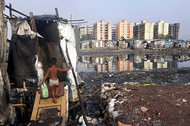 Am Stadtrand der Millionenmetropole Mumbai: Massenverelendung
un...