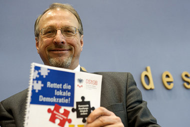 Gemeindebund-Präsident Schäfer: Wenn die Stadtkasse
le... Gemeindebund-Präsident Schäfer: Wenn die Stadtkasse
le...