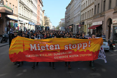 Demonstration gegen steigende Mieten in Berlin-Kreuzberg, 10.
Ap... Demonstration gegen steigende Mieten in Berlin-Kreuzberg, 10.
Ap...