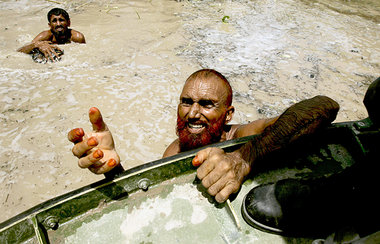 Im &uuml;berfluteten Swat-Tal, August 2010: Pakistani fleht um
H...