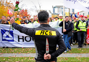 Gegen die feindliche Übernahme durch ACS:
Hochtief-Besch&au... Gegen die feindliche Übernahme durch ACS:
Hochtief-Besch&au...