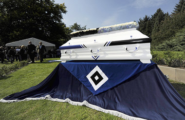 Erst einbuddeln, dann weiterspielen (der HSV hat auch
Bestattung... Erst einbuddeln, dann weiterspielen (der HSV hat auch
Bestattung...