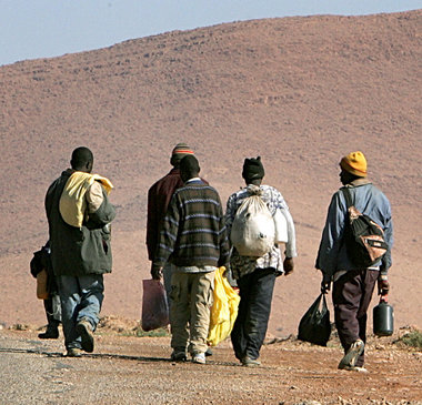 Flüchtlinge aus dem subsaharischen Afrika versuchen, an die maro...