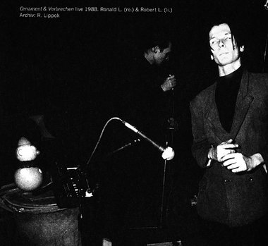 Ornament & Verbrechen live 1988: Vorne: Ronald Lippok, hinten: R...