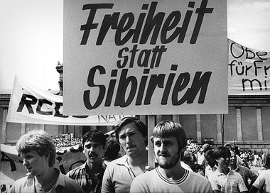 Die Verwendung des Begriffs »Sibirien« muß
zum... Die Verwendung des Begriffs »Sibirien« muß
zum...