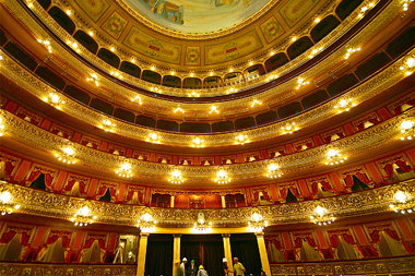Akustisch in einer Liga mit Mailand und Wien: das Teatro
Col&oac... Akustisch in einer Liga mit Mailand und Wien: das Teatro
Col&oac...
