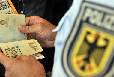 Visa-Datei soll Einreise von »Terroristen und
Verbrechern&... Visa-Datei soll Einreise von »Terroristen und
Verbrechern&...