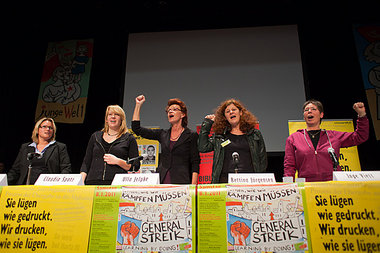Zum Abschluß die Internationale – Katrin Dornheim,
C... Zum Abschluß die Internationale – Katrin Dornheim,
C...