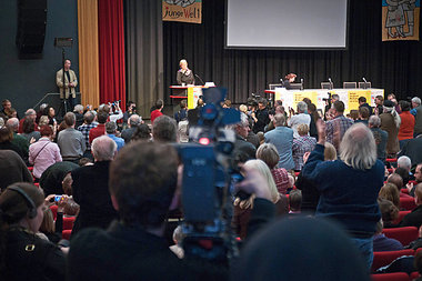 Standing ovations für Gesine Lötzsch am Ende ihrer
Red... Standing ovations für Gesine Lötzsch am Ende ihrer
Red...