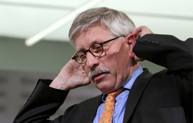 Die Geister, die er rief: Die Kontroverse um Thilo Sarrazin,
hie... Die Geister, die er rief: Die Kontroverse um Thilo Sarrazin,
hie...