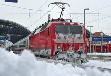 Lahmgelegter Zug in Halle/Saale. Auch der Verkehrsminister
redet...