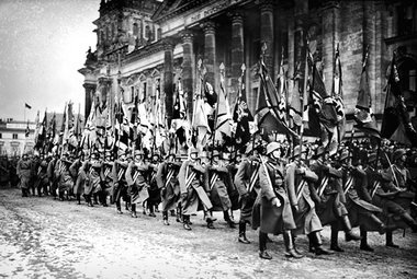 Aufmarsch vor dem Reichstag mit den historischen Fahnen, die bei...