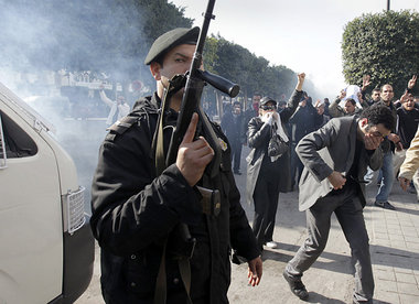 Tunis am Montag: Polizei löst mit Wasserwerfern,
Träne... Tunis am Montag: Polizei löst mit Wasserwerfern,
Träne...
