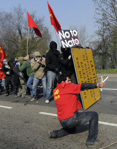 Aus Wut wird Widerstand: Antimilitaristen bei Protesten gegen
de...