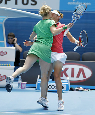 Kim Clijsters (links) und Samantha Stosur bei einem
Wohlt&auml;t...