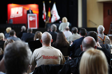 Vom Skin bis zum biederen Familienvater: Publikum der braunen
Fu...