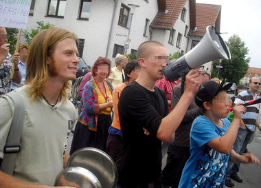 &raquo;Simon Brenner&laquo; (vorn) bei der Arbeit. Antiatomdemo
...