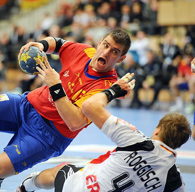 Julen Aguinagalde Akizu (Spanien) am Ball gegen Deutschland im
s...
