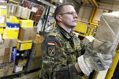 Der Stabsgefreite Wolfgang M&uuml;ller in der
Feldpostleitstelle...