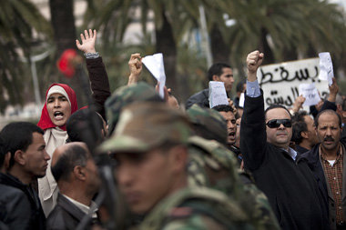 Am Donnerstag in Tunis: Demonstranten vor dem Sitz des
gest&uuml...