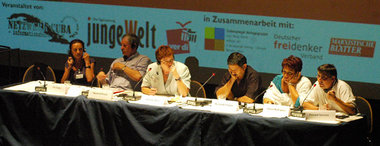 Auf dem Podium (v. l.): Ulla Jelpke, Manfred Protze, Stefanie Be...