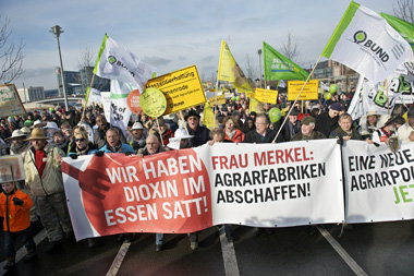 Bunt und laut war es am Sonnabend vormittag in Berlins
Innenstad...