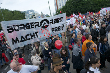 Von den Neosozis gepriesen, in Wahrheit eine moderne Form der
Zw... Von den Neosozis gepriesen, in Wahrheit eine moderne Form der
Zw...