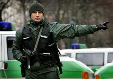 Die Sicherheit für Rüstungslobbyisten im Luxushotel
Ba... Die Sicherheit für Rüstungslobbyisten im Luxushotel
Ba...