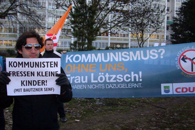 Geht doch: Kommunisten und Antikommunisten in
Berlin-Lichtenberg... Geht doch: Kommunisten und Antikommunisten in
Berlin-Lichtenberg...