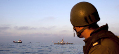 Mit allen Mitteln: Israels Marine hält die Seeblockade
gege... Mit allen Mitteln: Israels Marine hält die Seeblockade
gege...