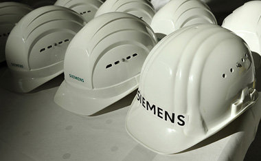 Klassengesellschaft: 1000 Euro Prämie für
Siemens-Besc... Klassengesellschaft: 1000 Euro Prämie für
Siemens-Besc...