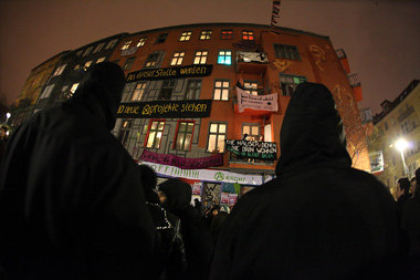Demo von Unterstützern vor dem Wohnprojekt
»Liebigstr... Demo von Unterstützern vor dem Wohnprojekt
»Liebigstr...
