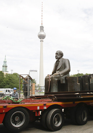 Mu&szlig; zeitweise dem Bau einer U-Bahn weichen: Marx-Denkmal
i...