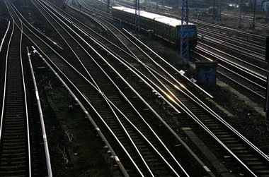 Die Bahn AG besitzt über 33000 Kilometer Schienennetz.
2009... Die Bahn AG besitzt über 33000 Kilometer Schienennetz.
2009...