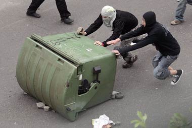 Protestierende Autonome? Oder Polizeispitzel im Einsatz? Protestierende Autonome? Oder Polizeispitzel im Einsatz?