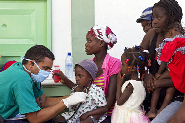 Einer der kubanischen Ärzte Ende Oktober in Haiti. Port-au-Princ...