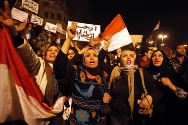 Demonstrantinnen fordern am Sonnabend in Kairo das Milit&auml;r
...