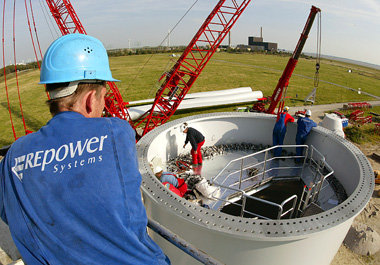 REpower-Monteure installieren eine F&uuml;nf-Megawatt-Anlage in
...