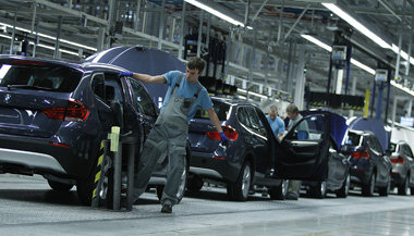 BMW-Produktion in Leipzig: Auch die Autobranche boomt und
besch&...