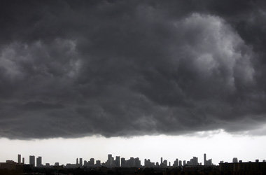 Dunkle Wolken eines Tiefdruckgebietes &uuml;ber Miami. Wird
dara...