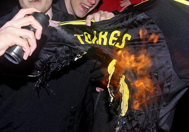 Fans des FC Liverpool verbrennen das Trikot von Fernando
Torres,...
