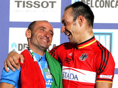 Gute Freunde kann niemand trennen: Weltmeister Bettini und Vize ...